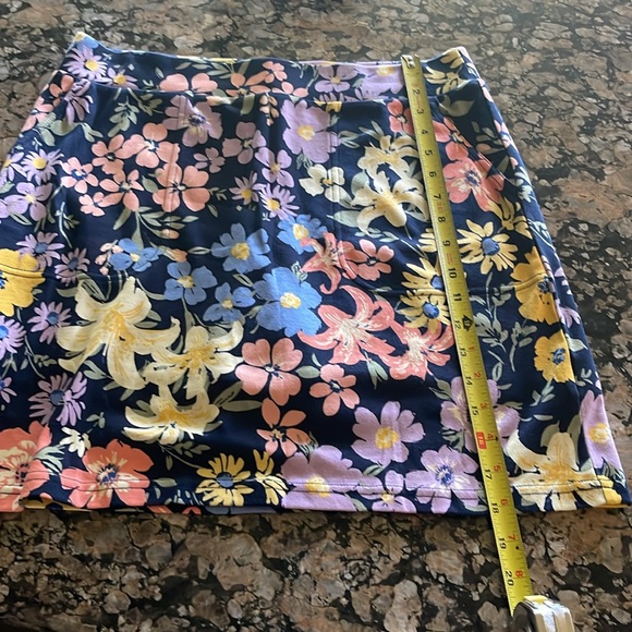 NW/OT Floral skirt with shorts underneath. Size small. - Picture 6 of 7